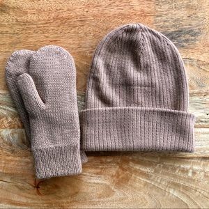 Aritzia Main Character Beanie and Mitts Set